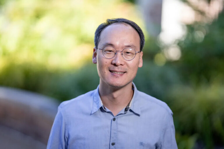 WashU Expert: Research highlights who wins, loses in AI-influenced job market